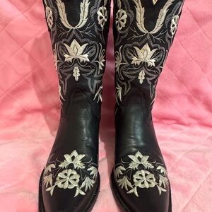 Women boots (Tommy Lama) Black and White Embroidered